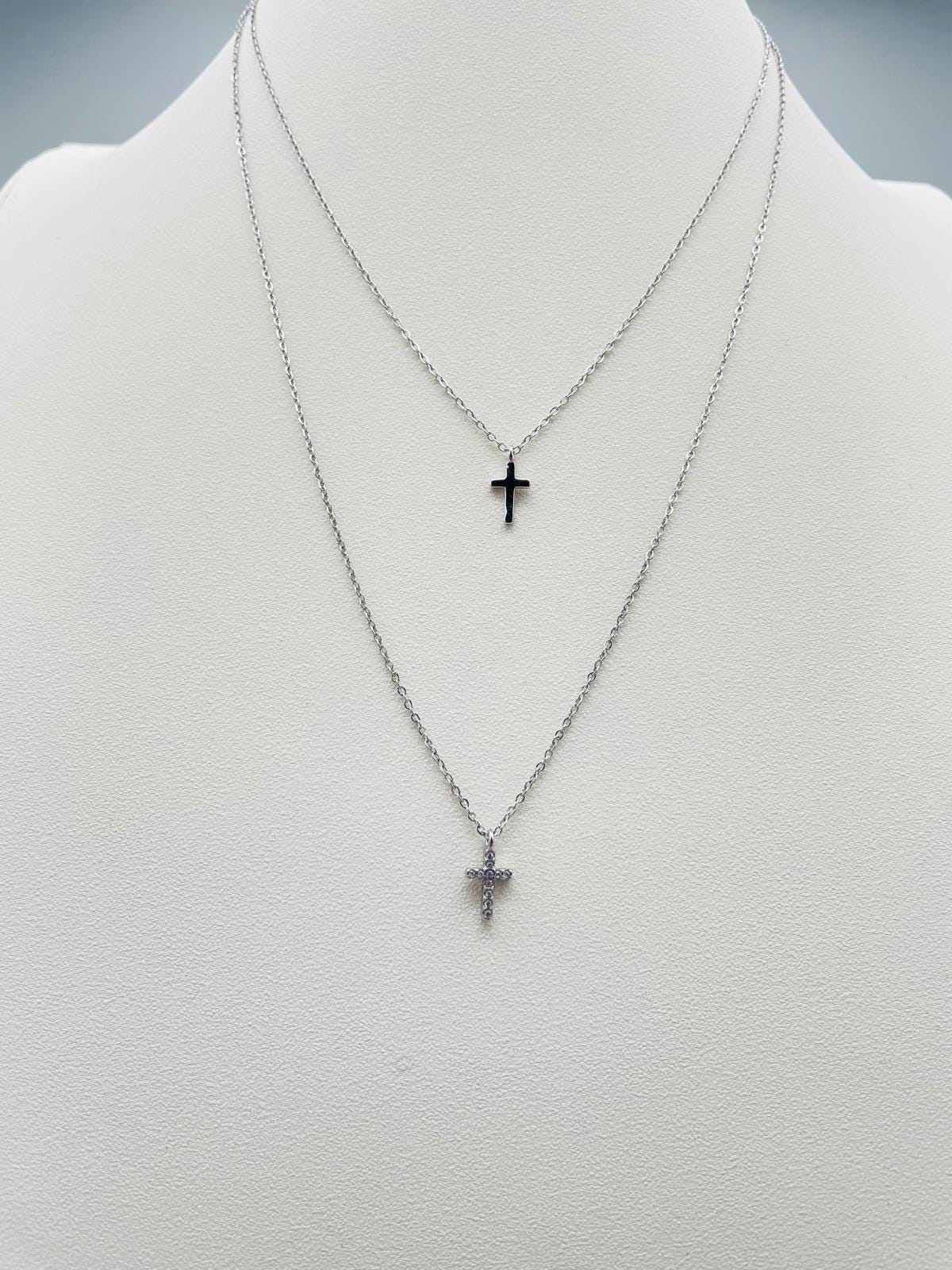 Collana multistrato color argento con due croci – cod. CAC-004