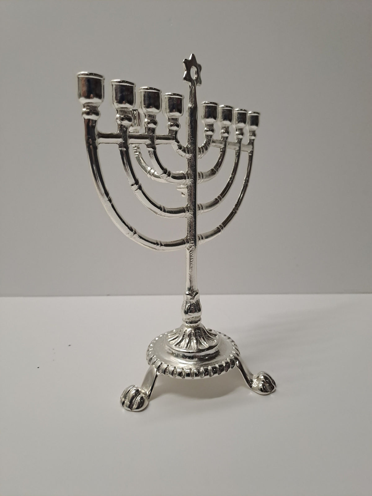 Chanukkiah in ottone argentato a nove bracci – 14 x 18 cm