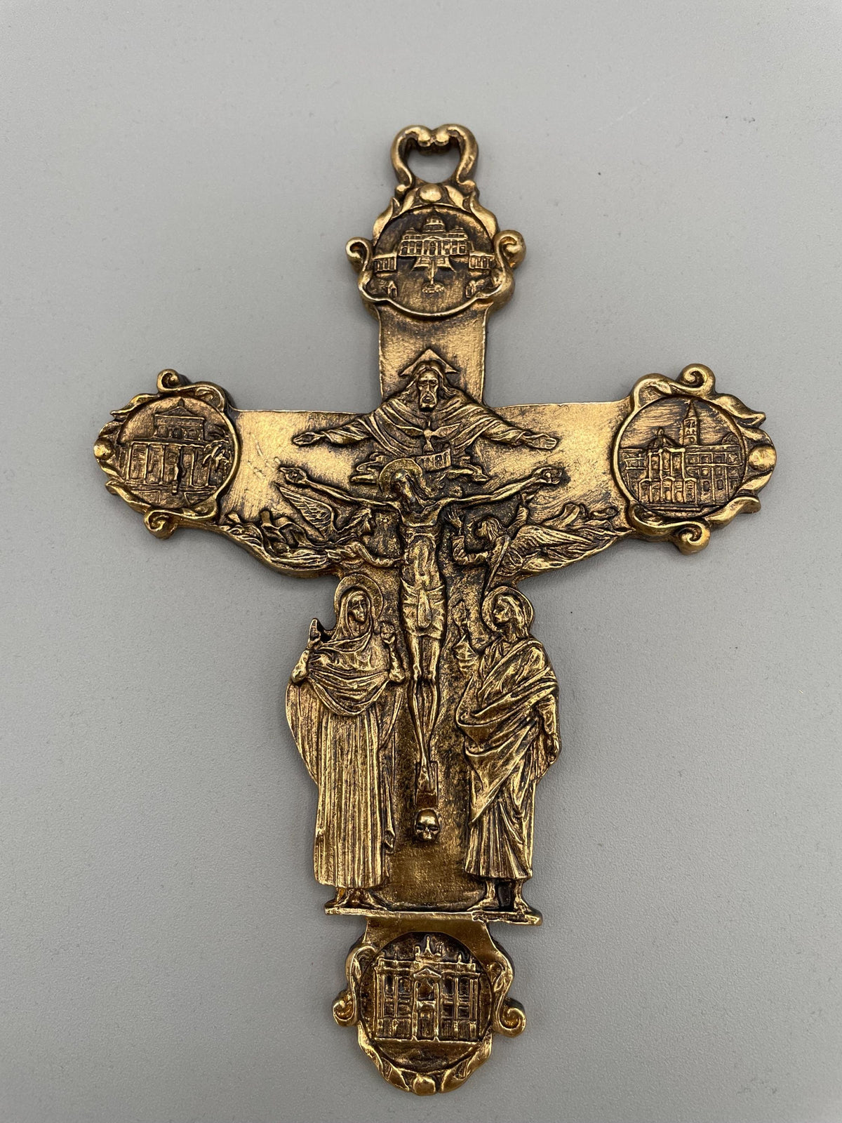 Crocifisso Jubileum Pacis con le quattro Basiliche di Roma – ottone dorato – 15 x 10 cm