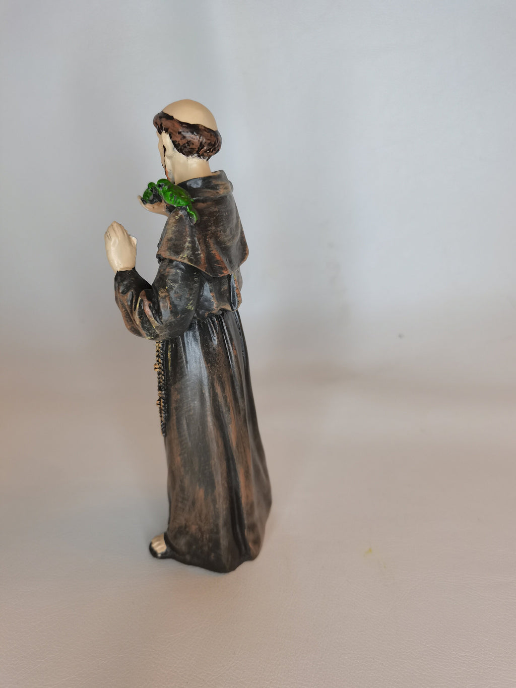 Statue des heiligen Franz von Assisi, der zu den Vögeln spricht, aus bemaltem Kunstharz