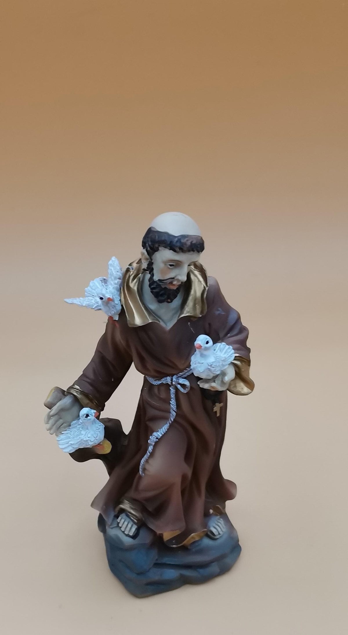 Statue Heiliger Franziskus mit Tauben aus handbemaltem Kunstharz – 14 cm