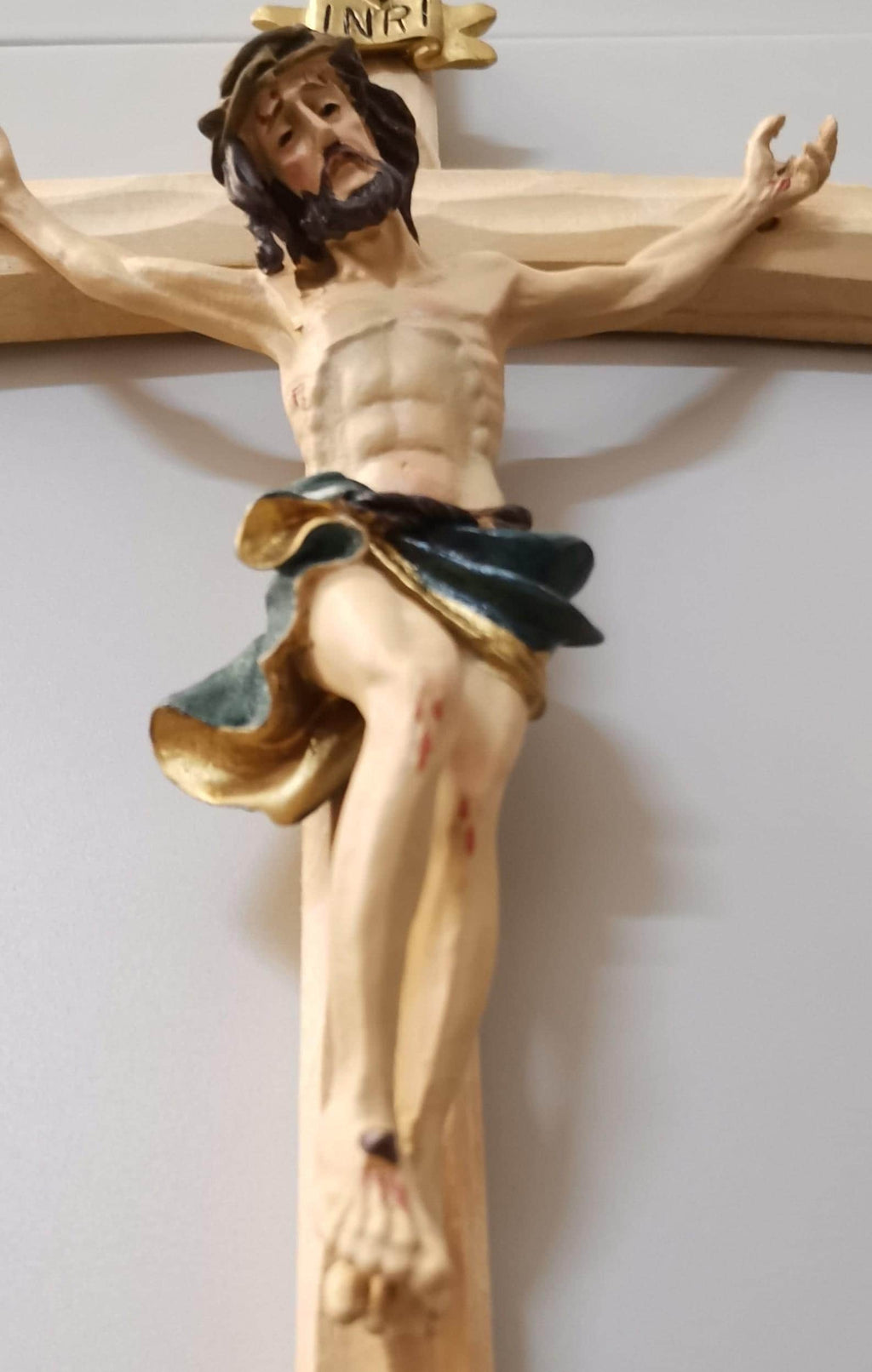 Crocifisso da Parete Artigianale in Legno con Figura di Gesù in Resina