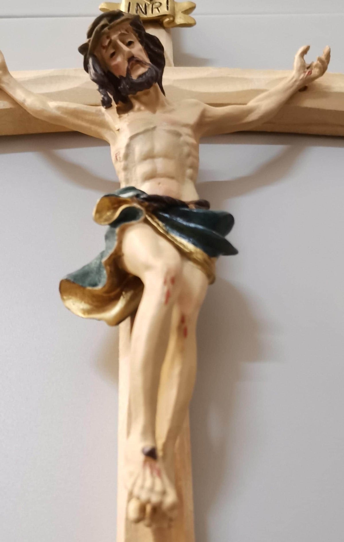 Crocifisso da Parete Artigianale in Legno con Figura di Gesù in Resina