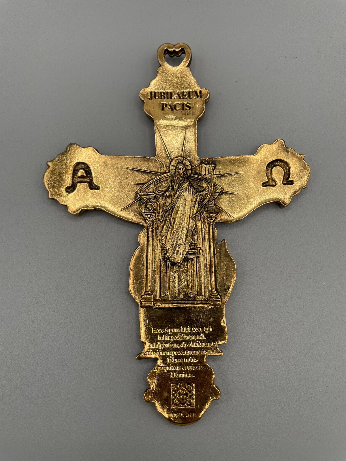 Crocifisso Jubileum Pacis con le quattro Basiliche di Roma – ottone dorato – 15 x 10 cm