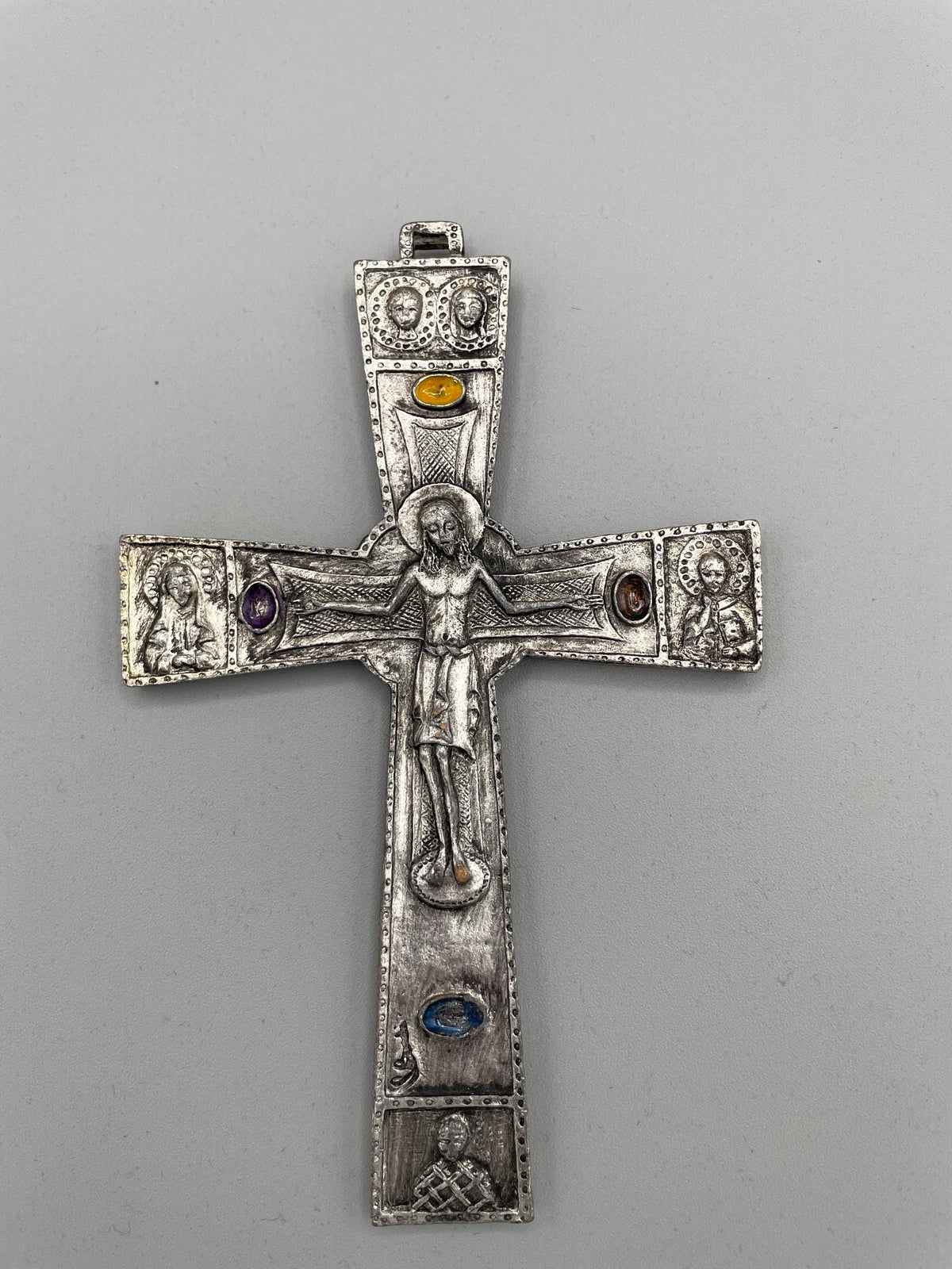 Croce religiosa da parete argentata con pietre colorate e Agnello Mistico