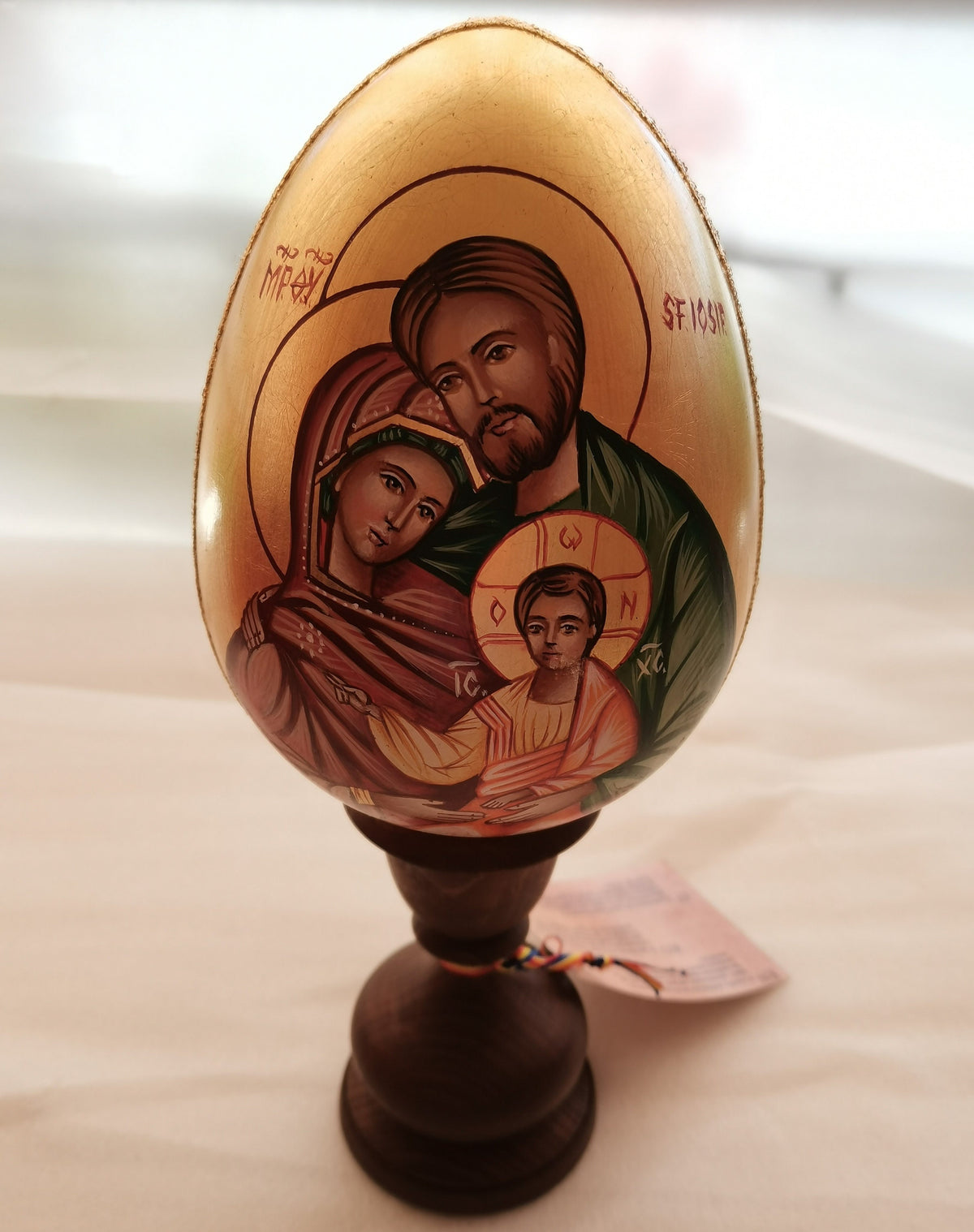 Icona Sacra Uovo in Legno con Sacra Famiglia – Dipinta a Mano, h 28 cm