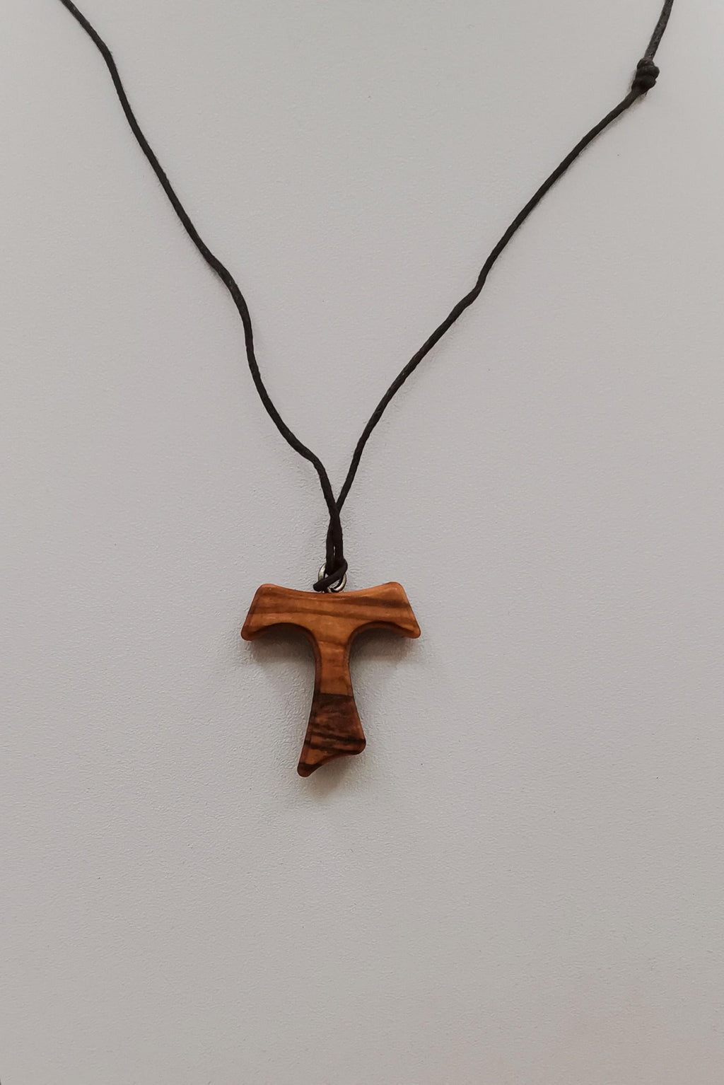 Tau franciscain en bois d'olivier avec cordon marron – 4x3 cm