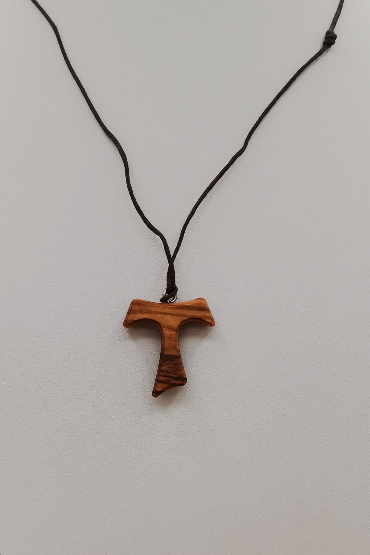 Tau franciscain en bois d'olivier avec cordon marron – 4x3 cm