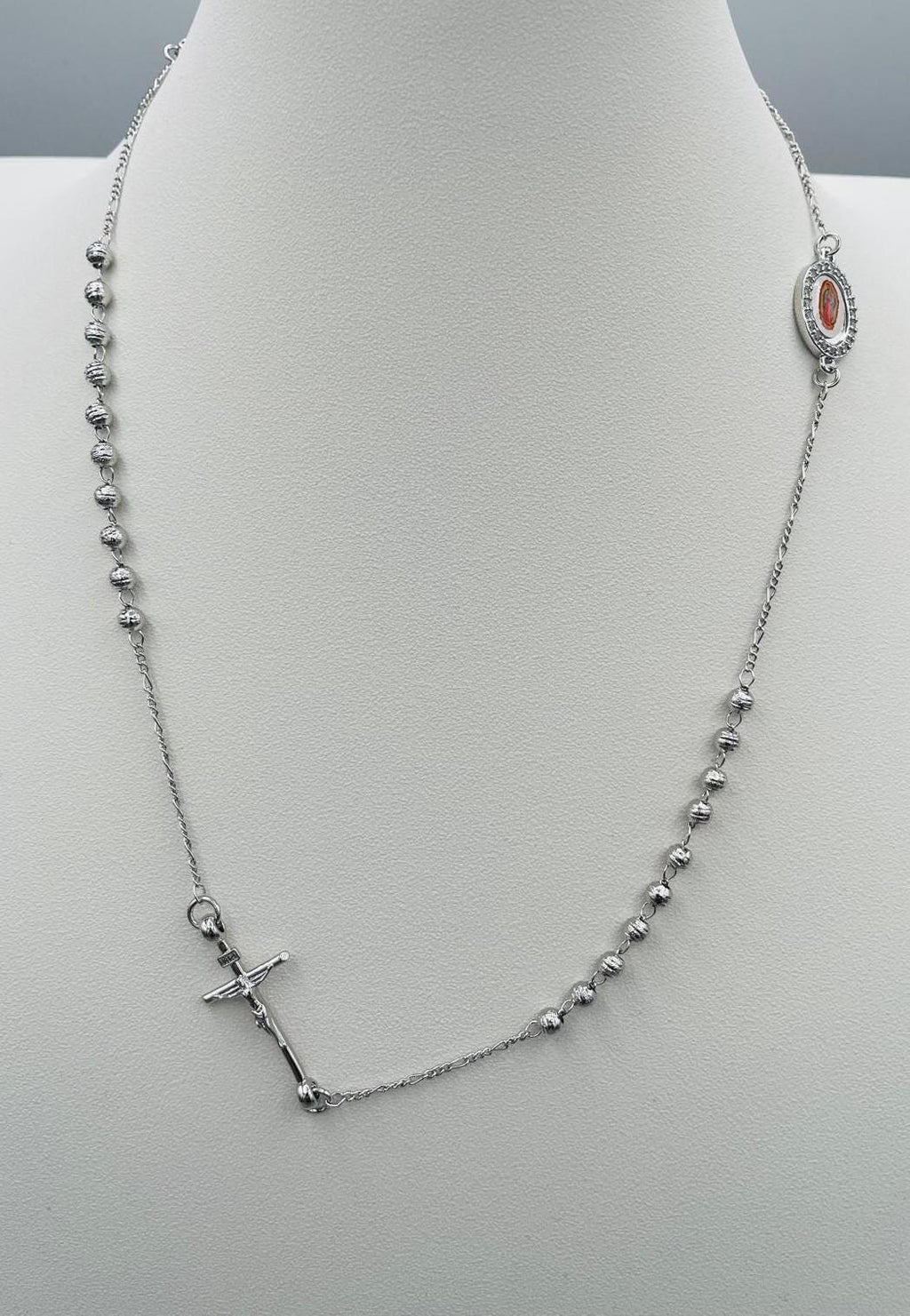 Collana stile rosario con crocifisso e medaglia sacra