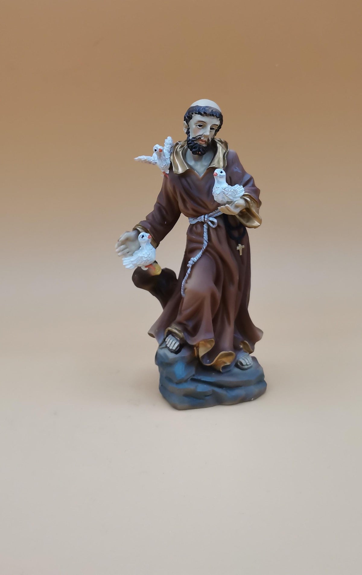 Statue Heiliger Franziskus mit Tauben aus handbemaltem Kunstharz – 14 cm