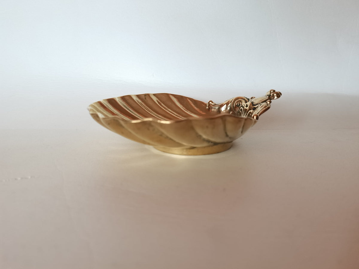Conchiglia battesimale in ottone lucido – 15 x 13 cm