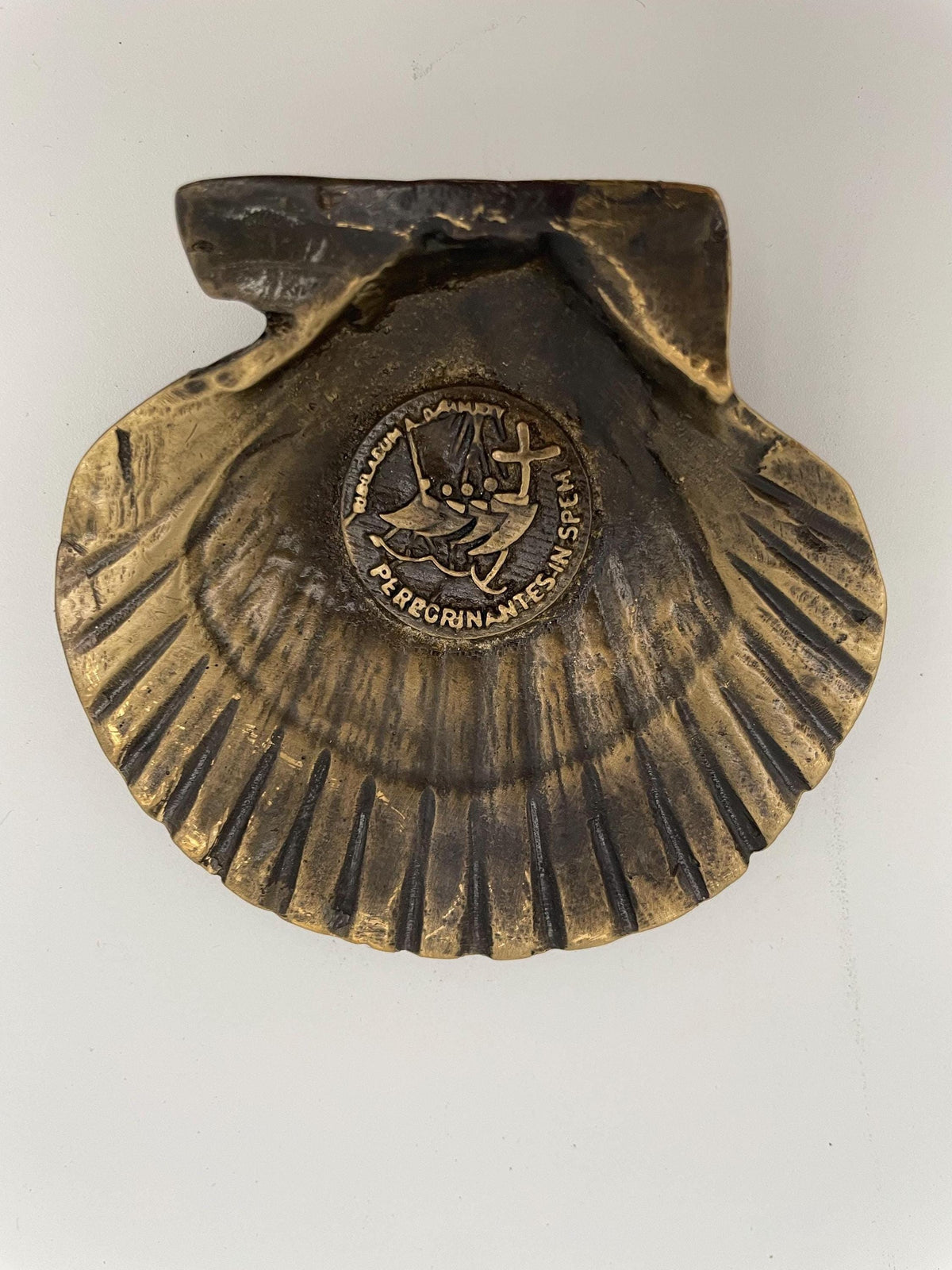 Conchiglia battesimale del Giubileo 2025 in ottone brunito – 7 cm