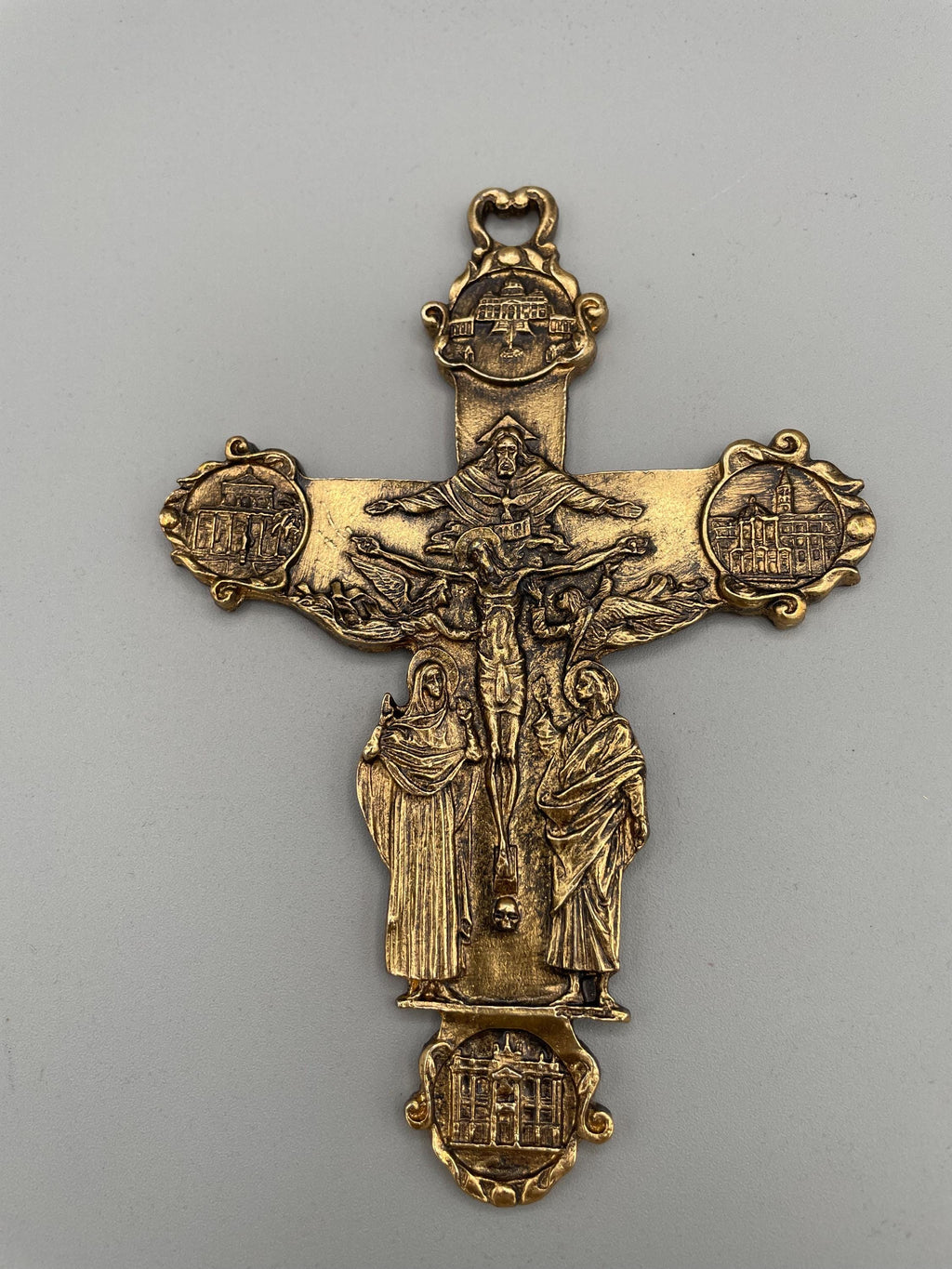 Crocifisso Jubileum Pacis con le quattro Basiliche di Roma – ottone dorato – 15 x 10 cm