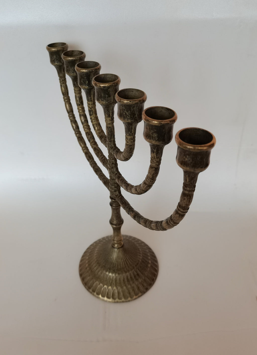 Menorah a sette bracci in ottone brunito – 29 x 28 cm