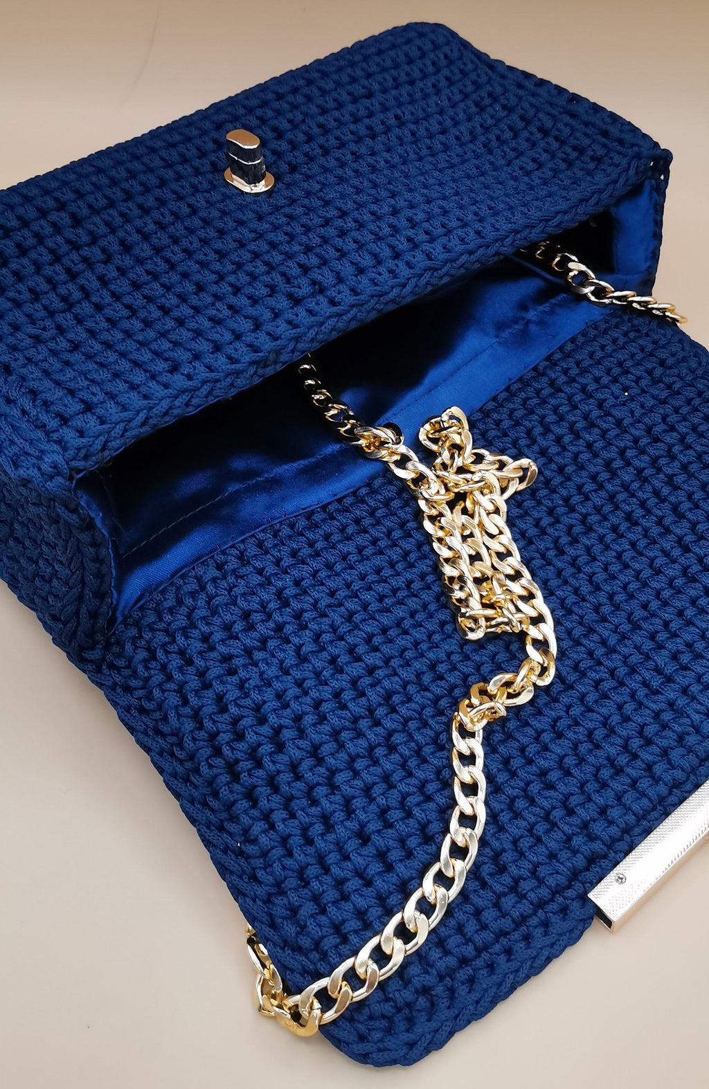 Borsa all'uncinetto blu con tracolla a maglie dorata