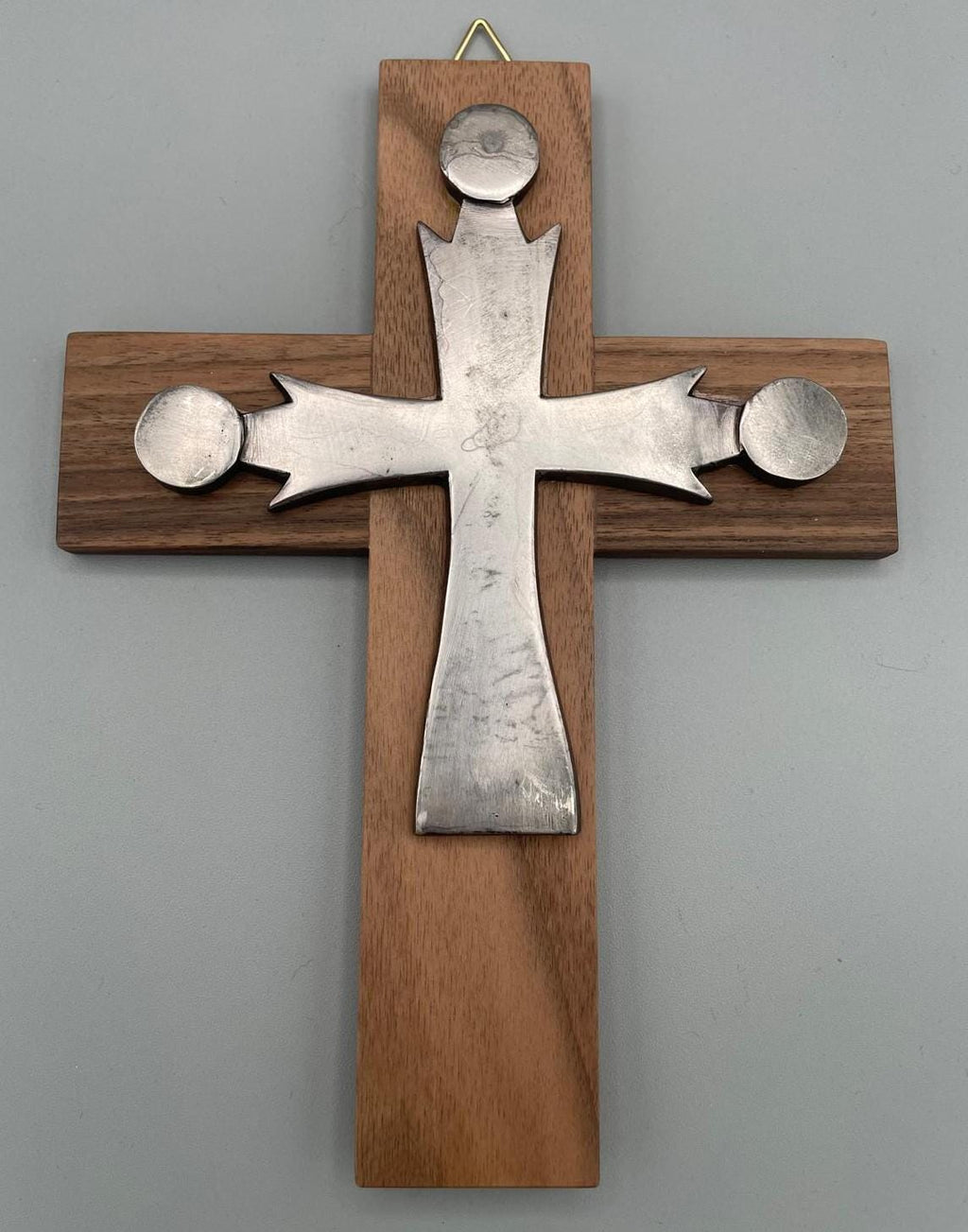 Crocifisso da parete in legno naturale con dettagli in ottone