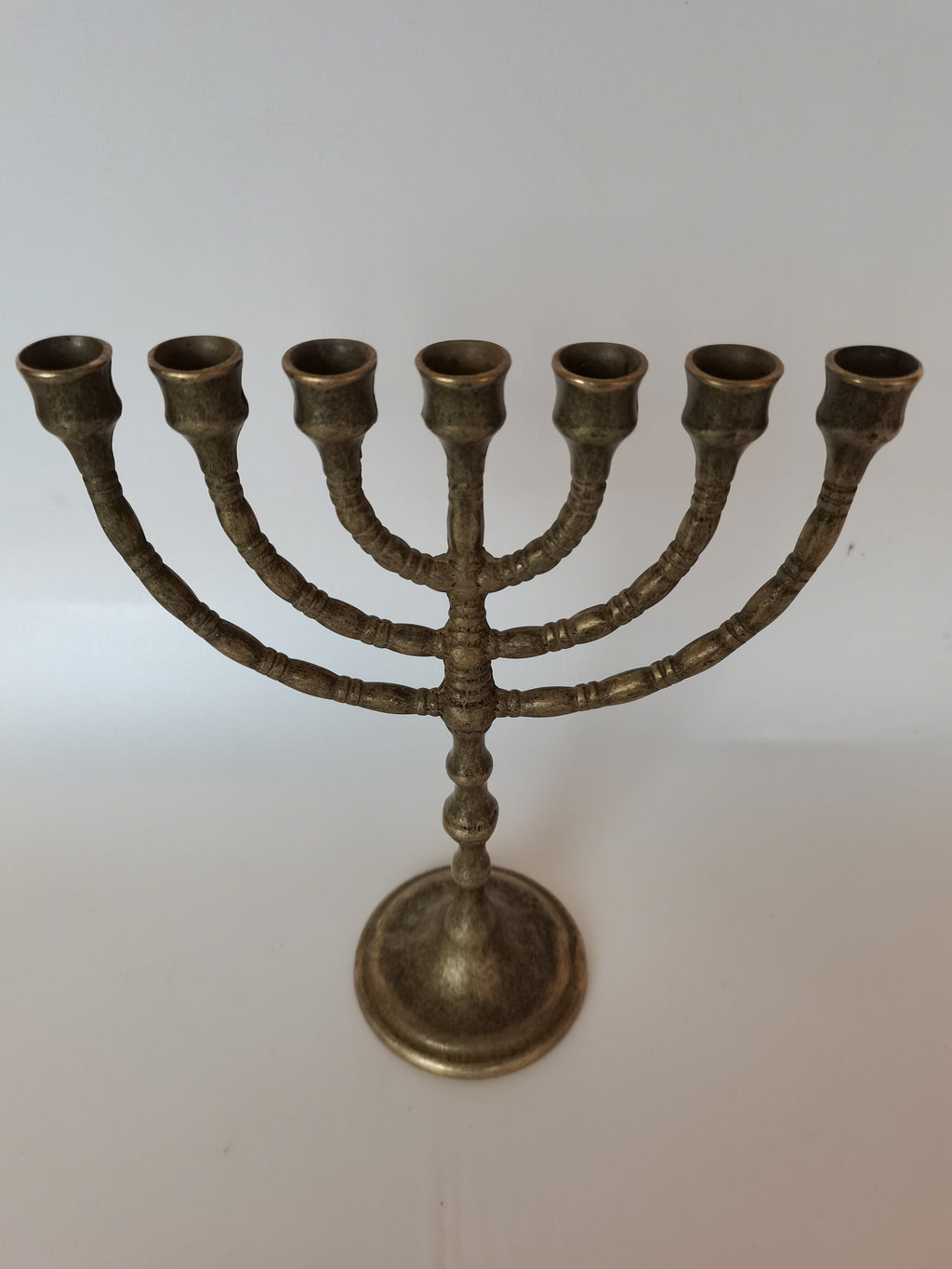 Menorah a sette bracci in ottone brunito – 24 x 19 cm