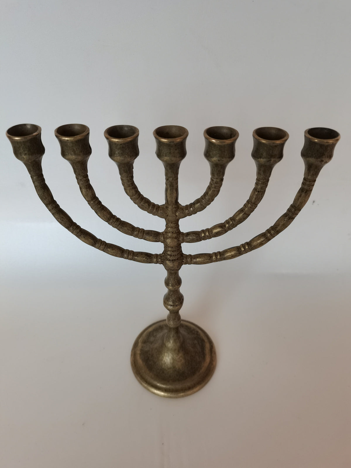 Menorah a sette bracci in ottone brunito – 24 x 19 cm