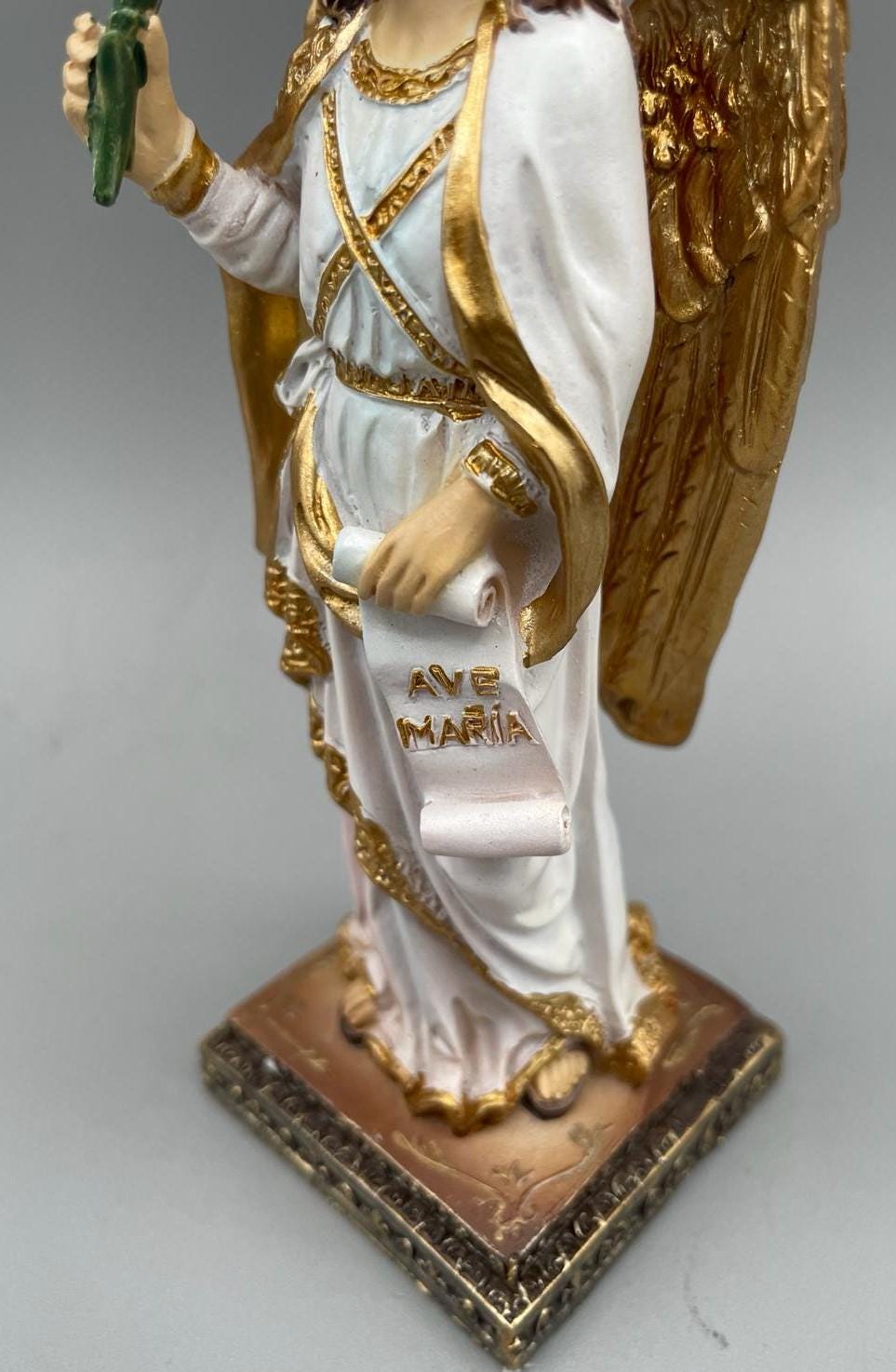 Statue Erzengel Gabriel mit Lilie und Spruchband „Ave Maria“ – 14,5 cm