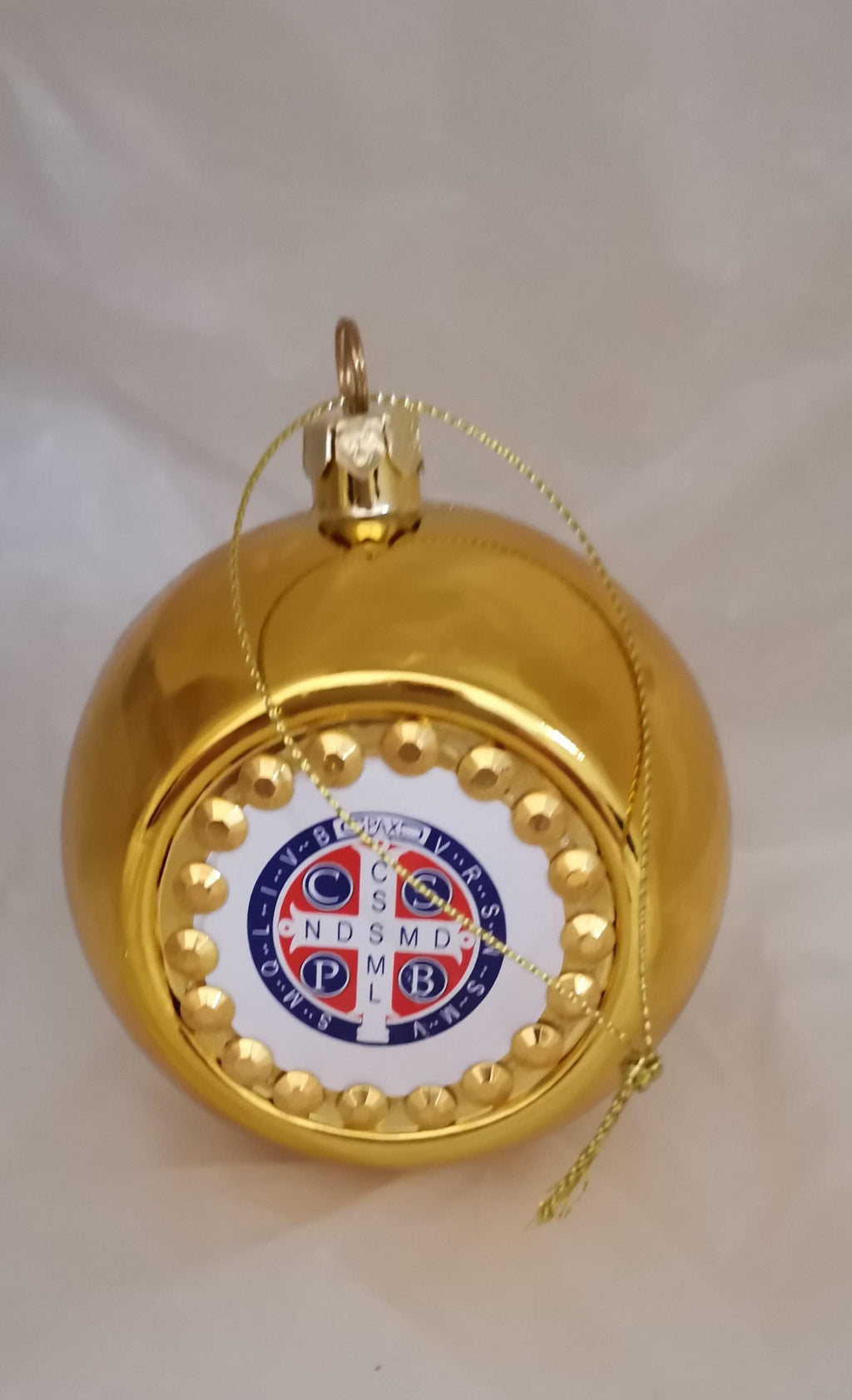 Weihnachtskugel Gold mit St.-Benedikt-Medaille