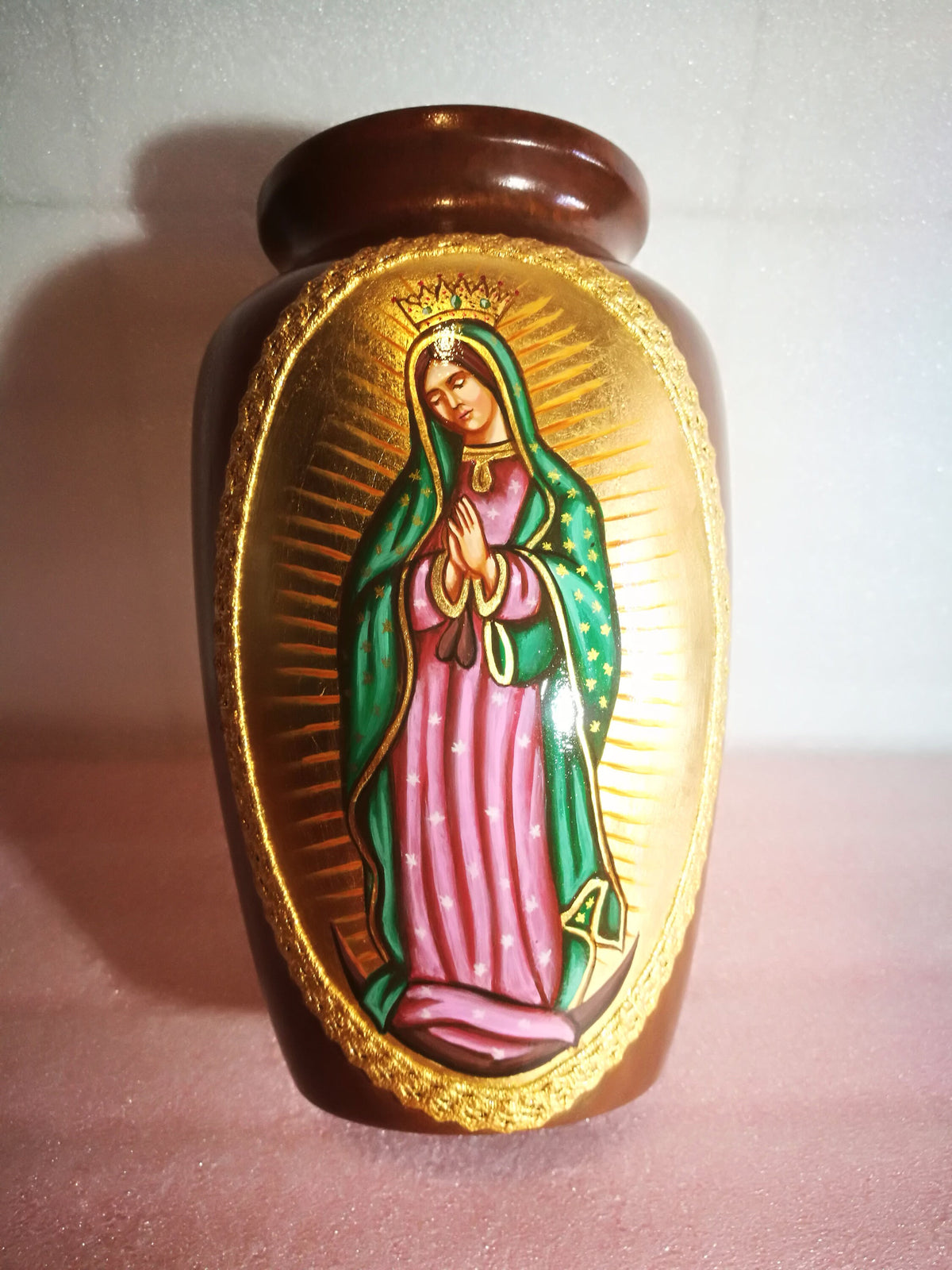 Vase Icône Vierge de Guadalupe en bois – Peint à la main, h 26 cm
