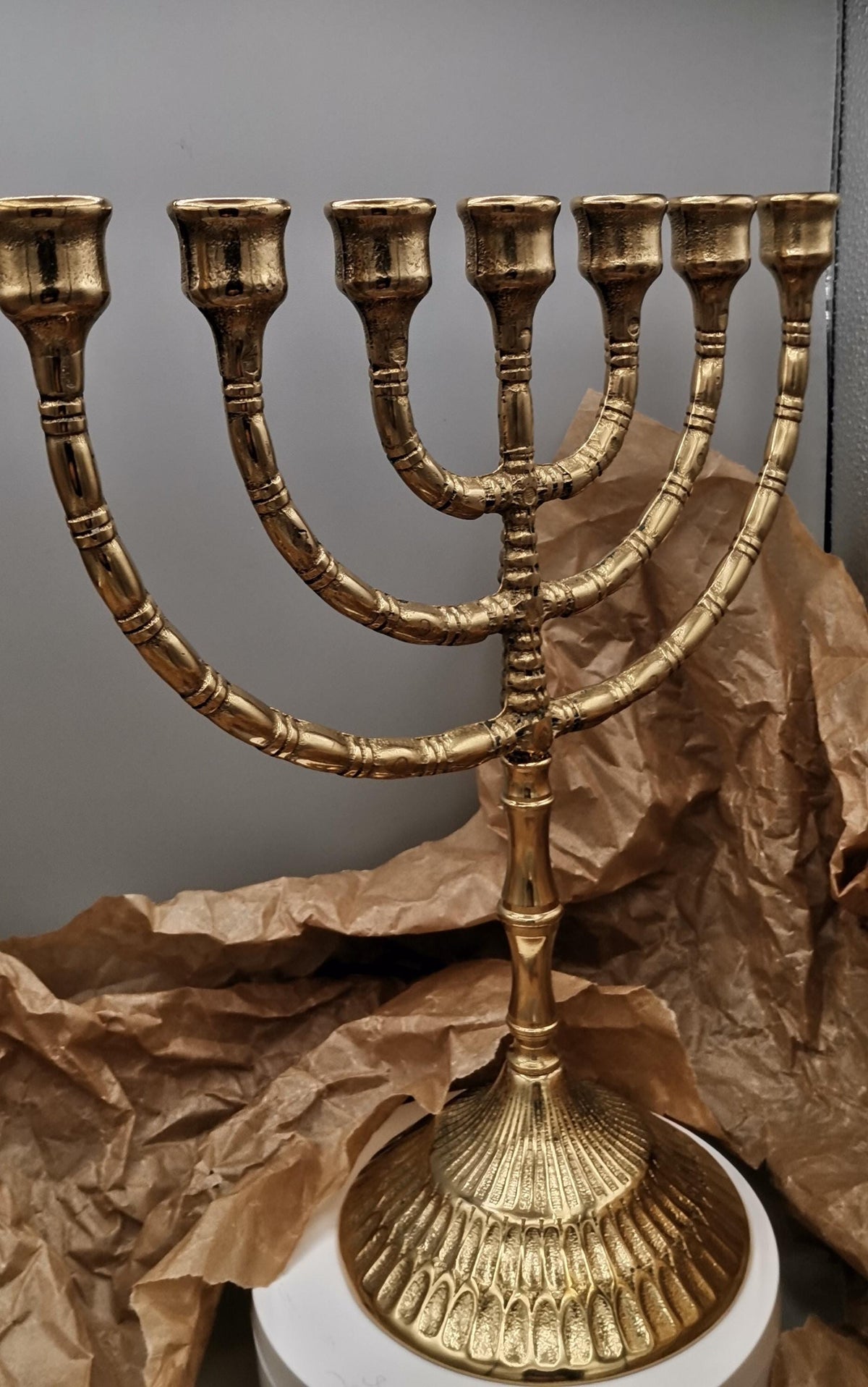 Menorah a sette bracci in ottone lucido – 29 x 28 cm