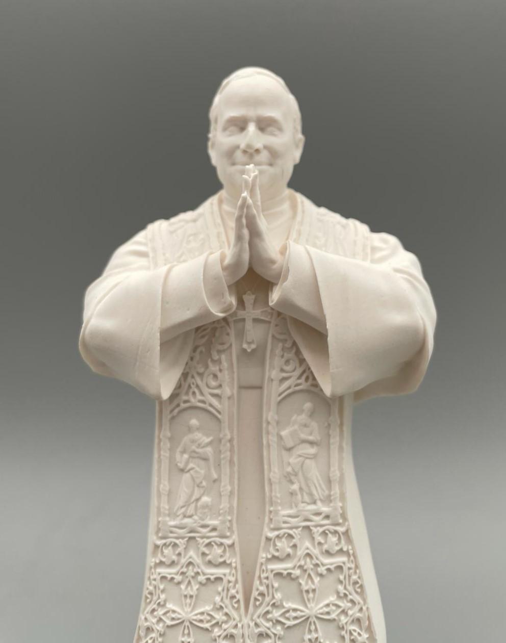 Statue du Pape Léon XIV en prière – Mini sculpture blanche, 10 cm