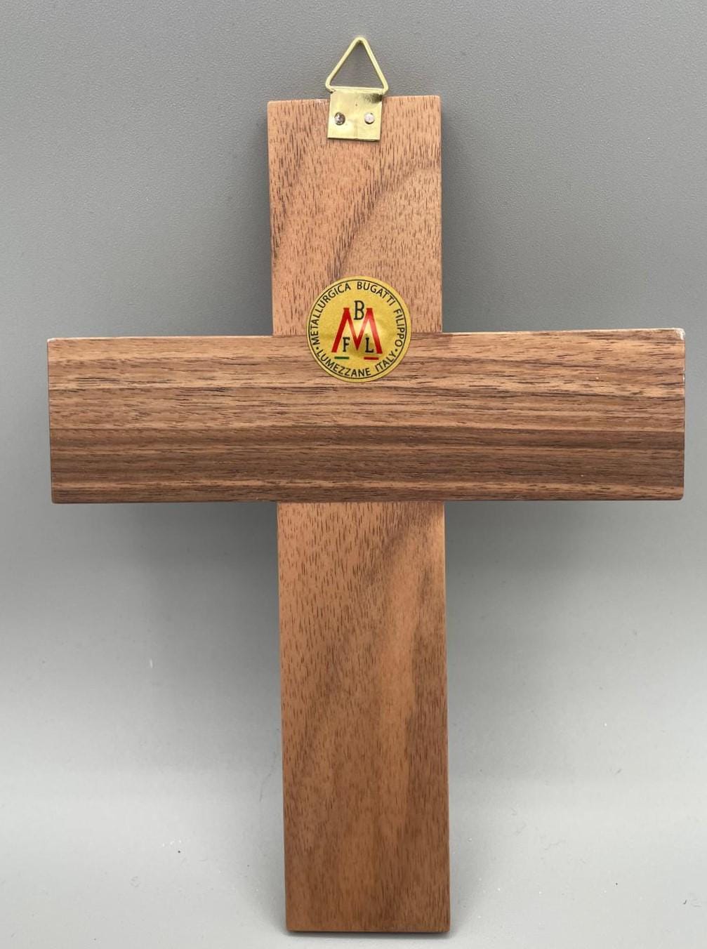 Crocifisso da parete in legno naturale con dettagli in ottone