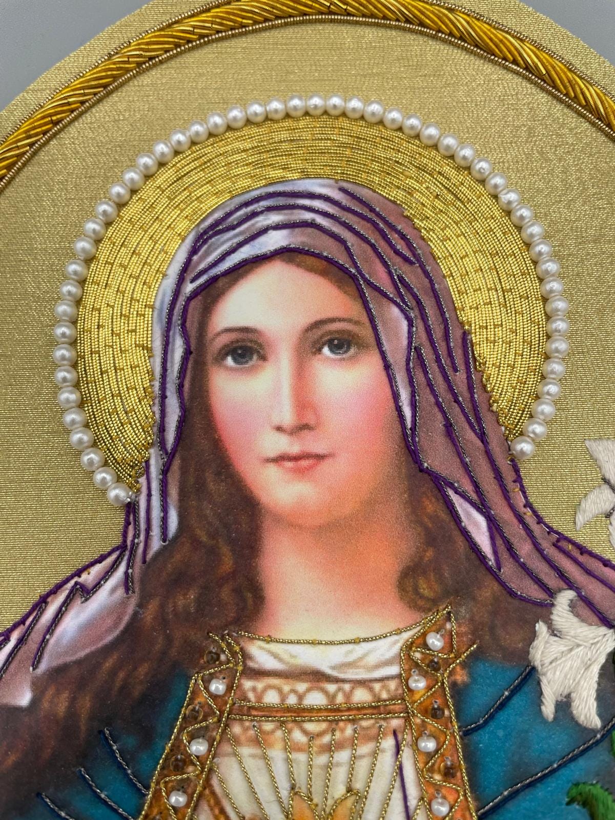 Icona quadro Sacro Ricamato – Madonna con Cuore Immacolato e Giglio