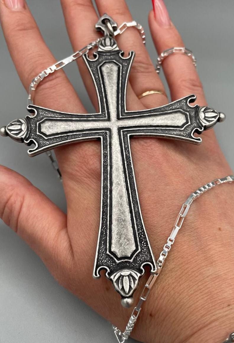 Collana con crocifisso replica Papa Leone, finiture argentate e brunite