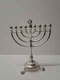 Chanukkiah in ottone argentato a nove bracci – 14 x 18 cm
