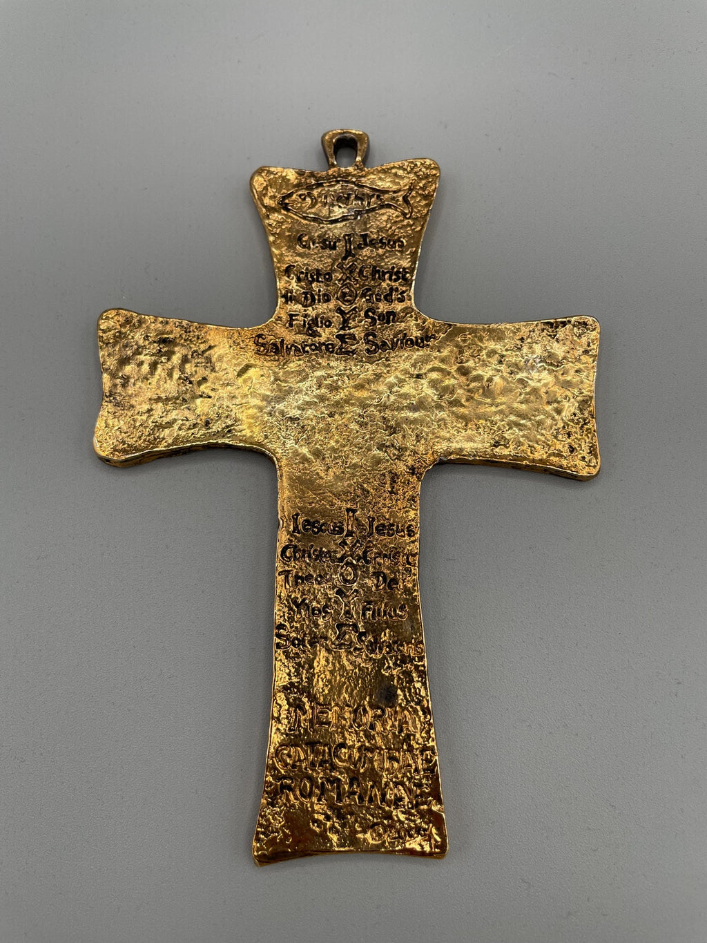 Crocifisso Memoria Catacombe Trinità da muro in ottone dorato – 14 x 9 cm