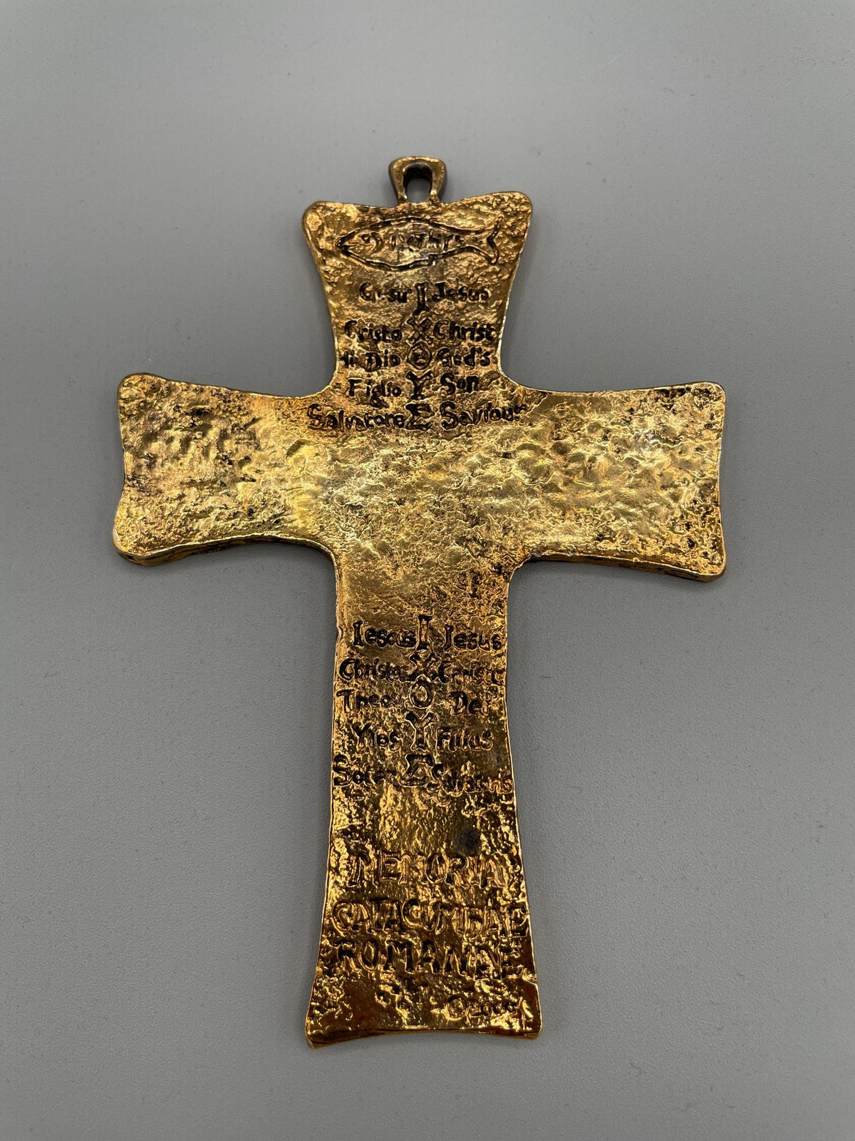 Crocifisso Memoria Catacombe Trinità da muro in ottone dorato – 14 x 9 cm