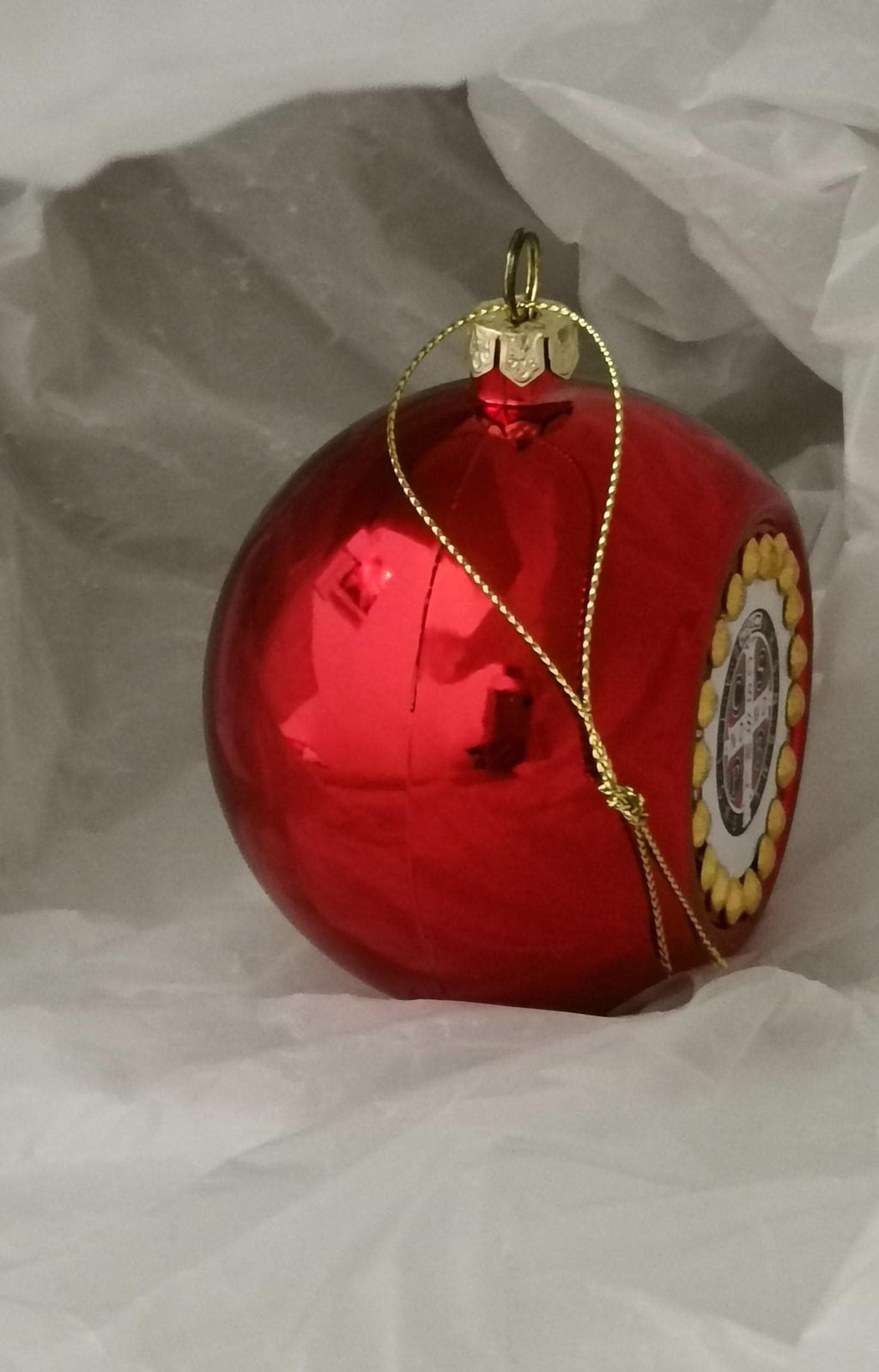 Boule de Noël rose avec médaille de Saint Benoît
