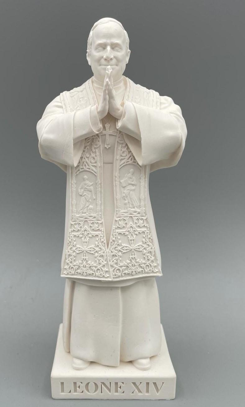 Statue du Pape Léon XIV en prière – Mini sculpture blanche, 10 cm