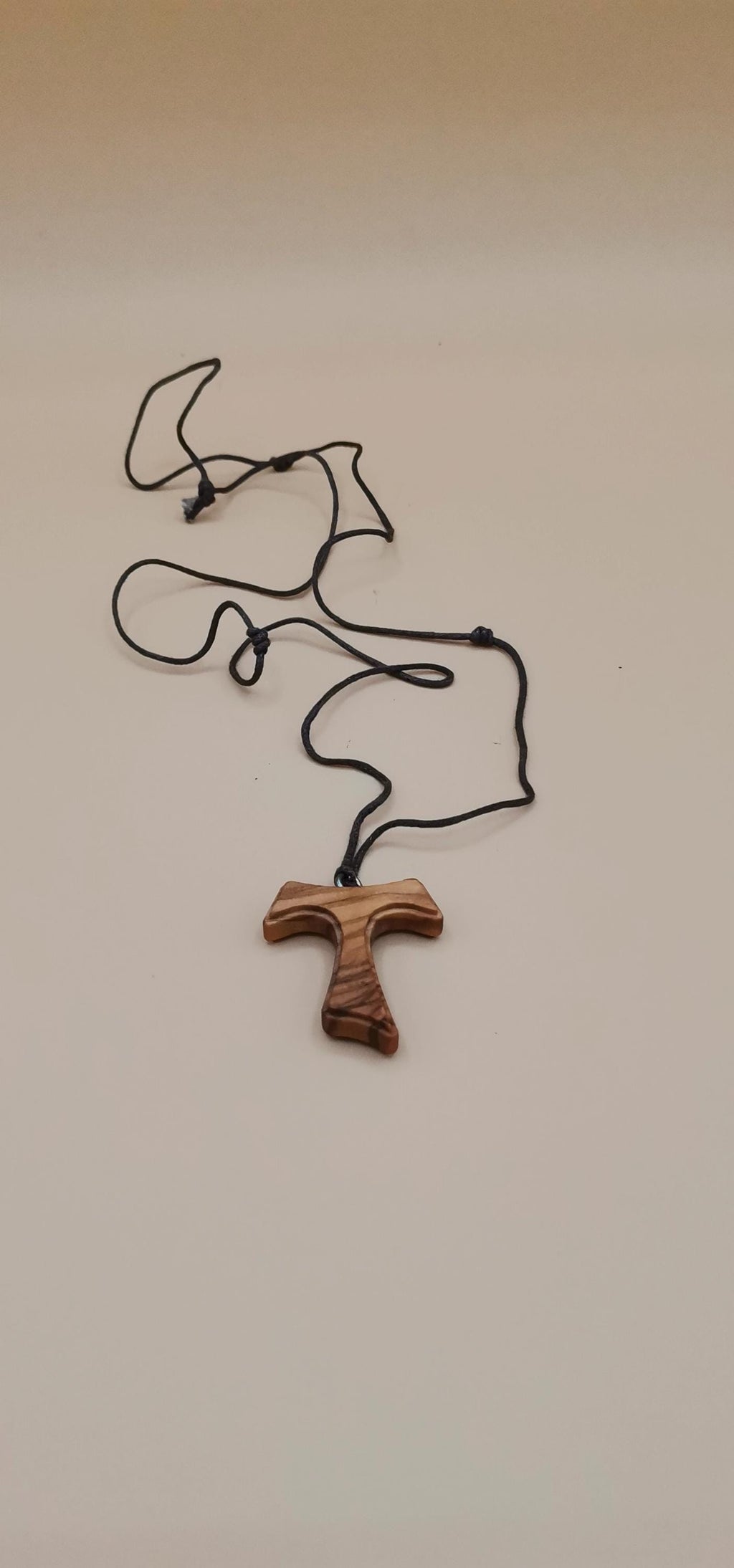 Tau franciscain en bois d'olivier avec cordon marron – 4x3 cm