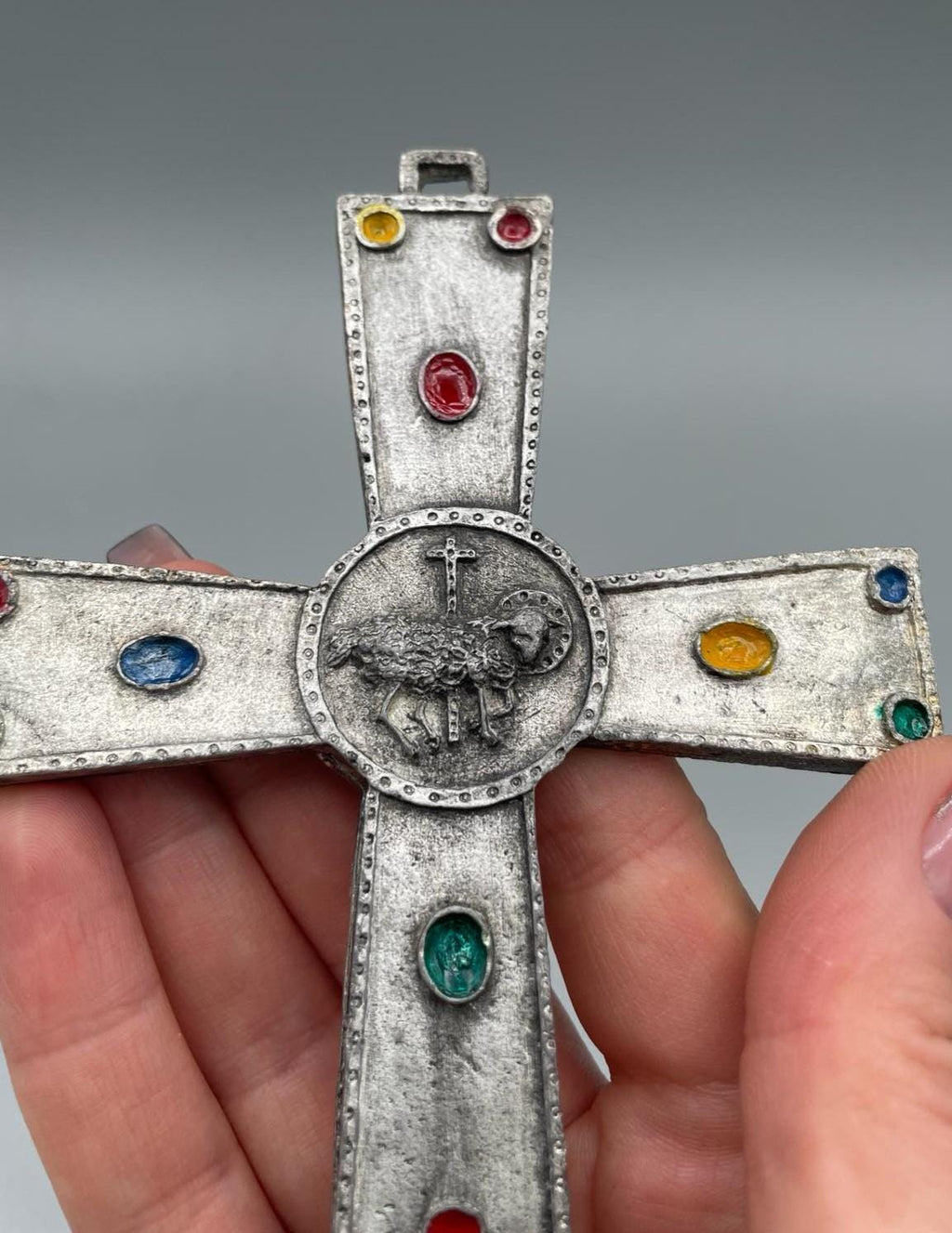 Croce religiosa da parete argentata con pietre colorate e Agnello Mistico