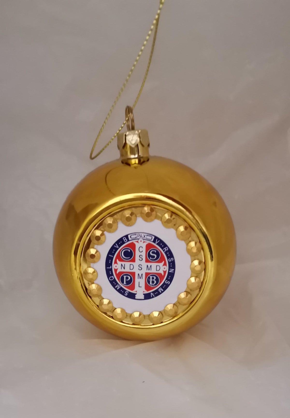 Weihnachtskugel Gold mit St.-Benedikt-Medaille