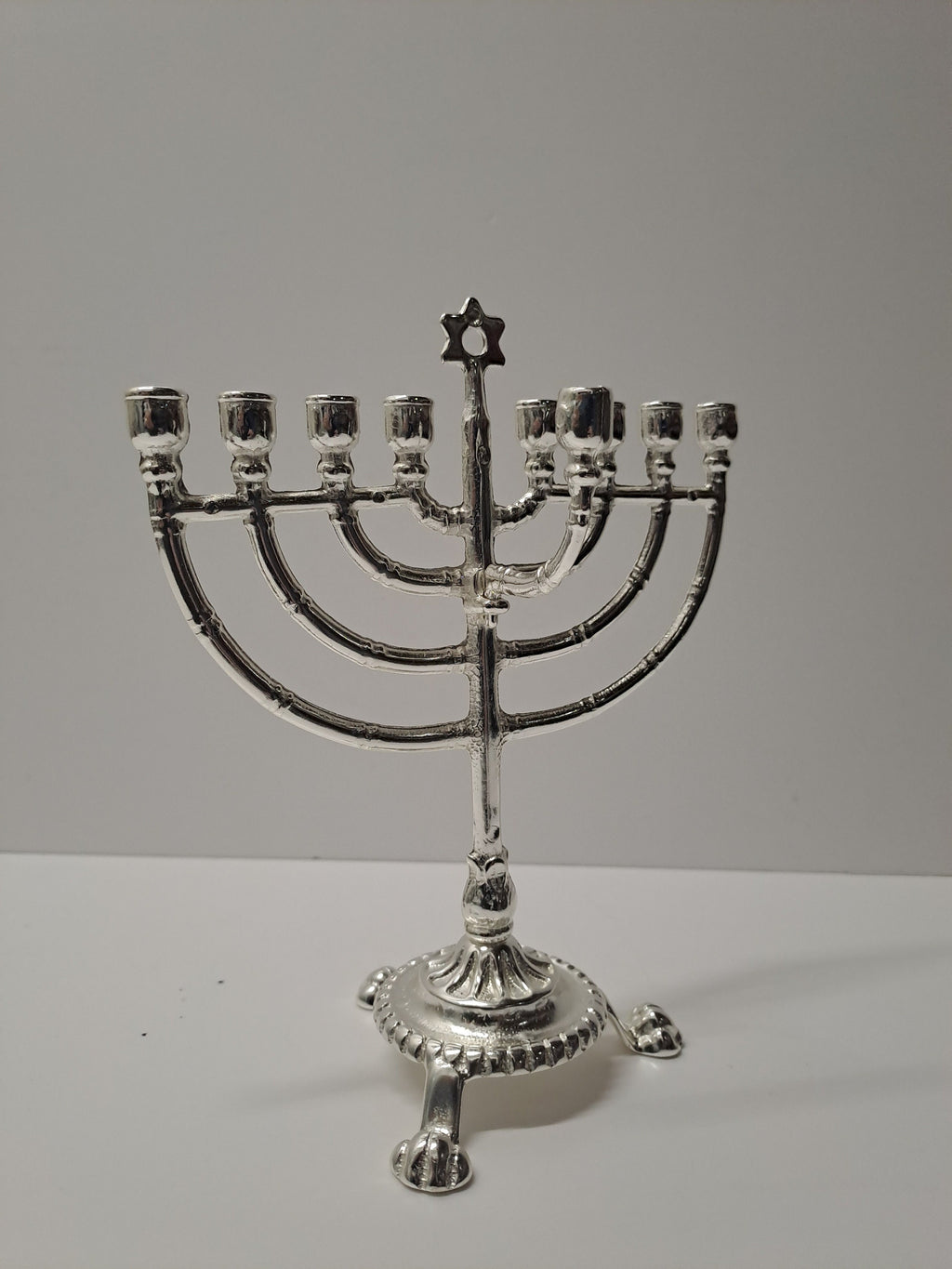 Chanukkiah in ottone argentato a nove bracci – 14 x 18 cm