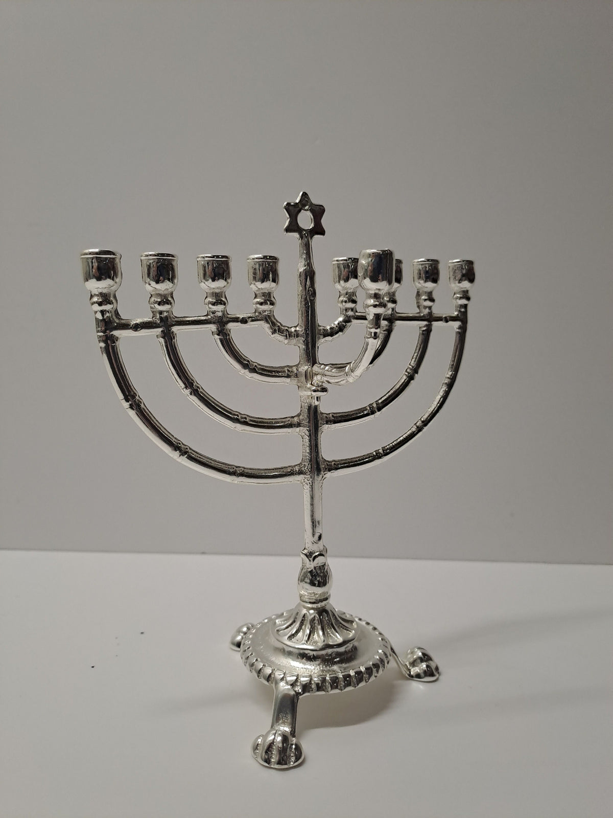 Chanukkiah in ottone argentato a nove bracci – 14 x 18 cm