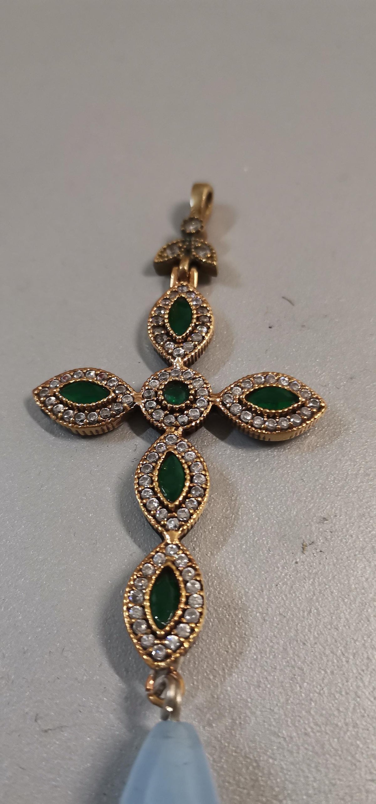 Croce in argento 925 dorato con zirconi e pietra azzurra a goccia
