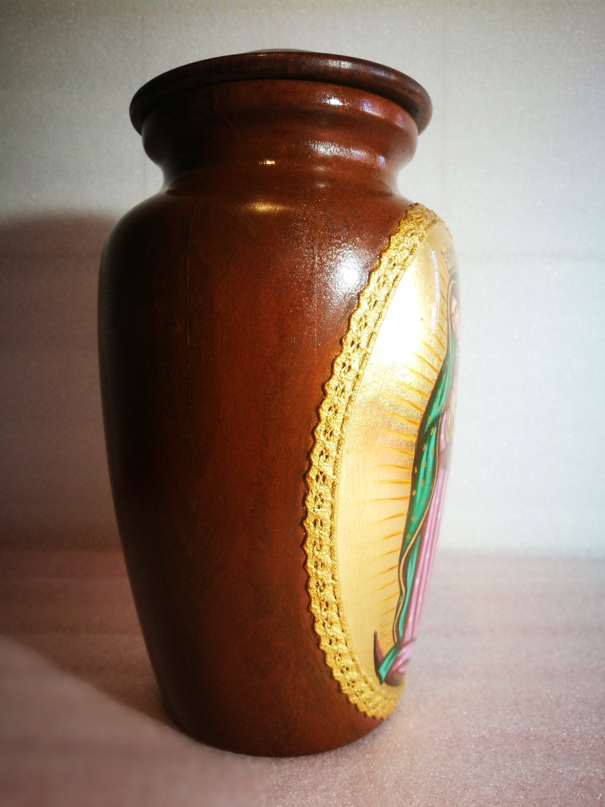 Vase Icône Vierge de Guadalupe en bois – Peint à la main, h 26 cm