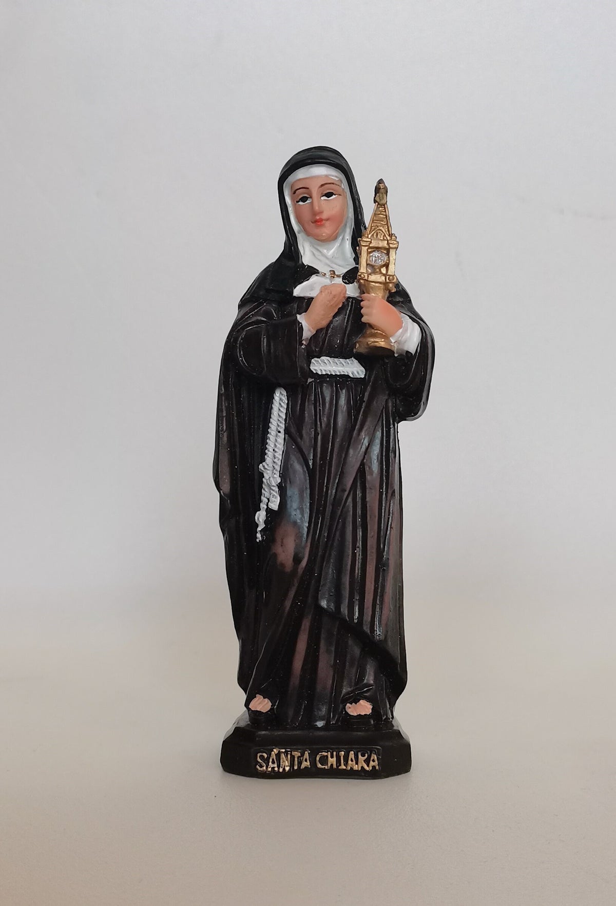 Statue der heiligen Klara von Assisi aus handbemaltem Kunstharz – 12 cm