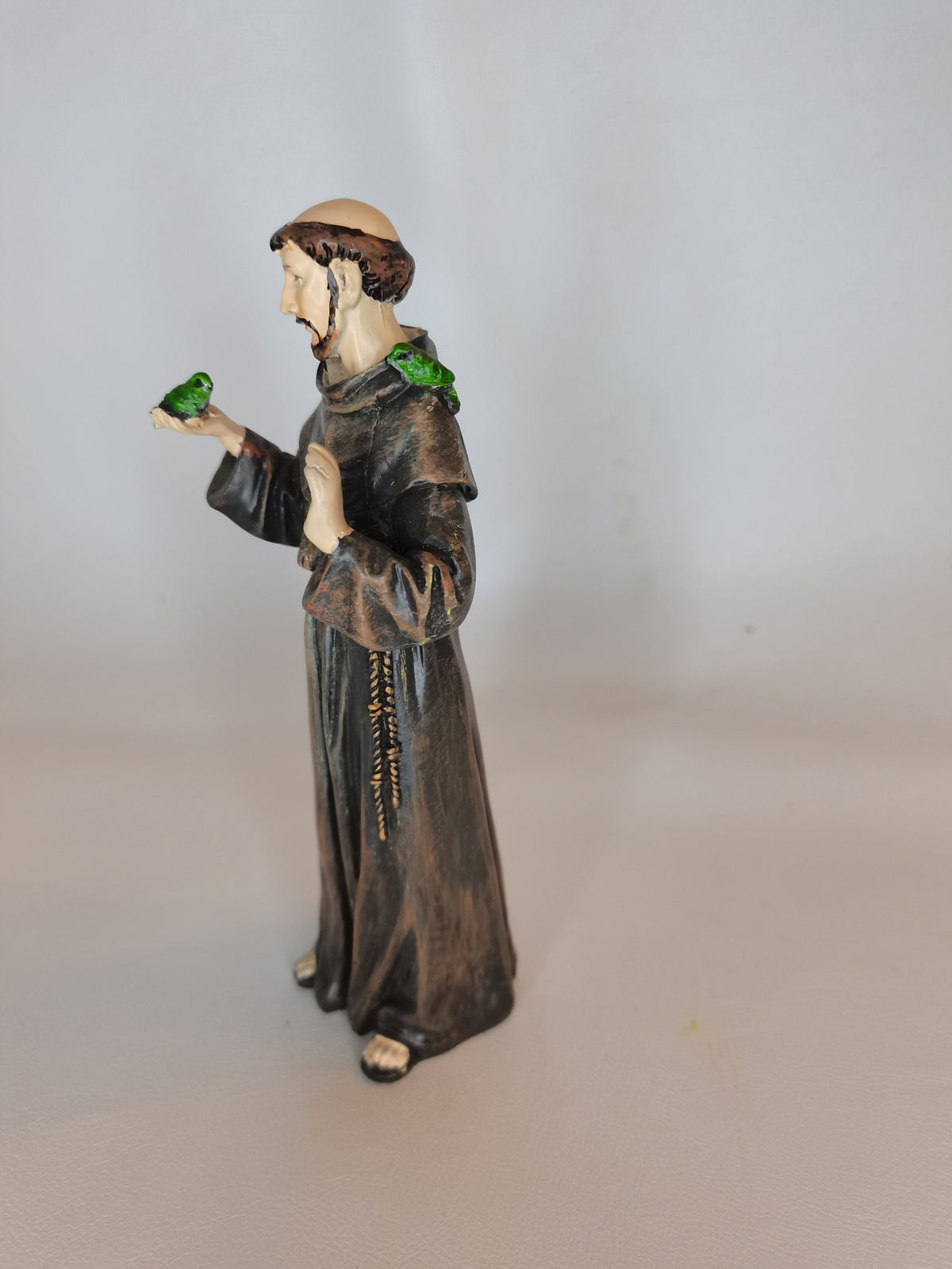 Statue des heiligen Franz von Assisi, der zu den Vögeln spricht, aus bemaltem Kunstharz