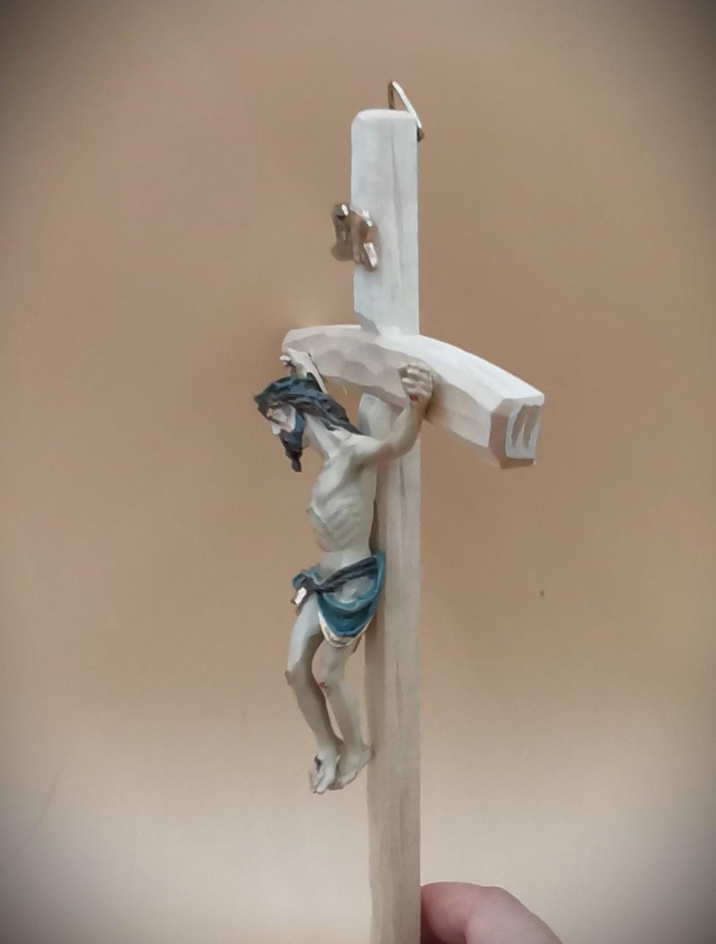 Crocifisso da Parete Artigianale in Legno con Figura di Gesù in Resina