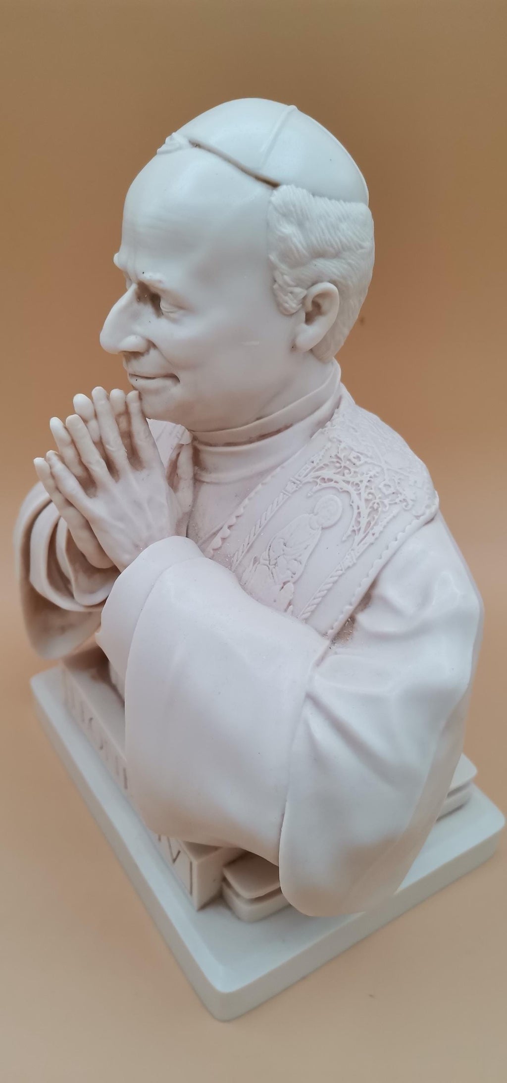 Busto Papa Leone XIV in Preghiera 22 cm – Statua Religiosa in Resina Avorio