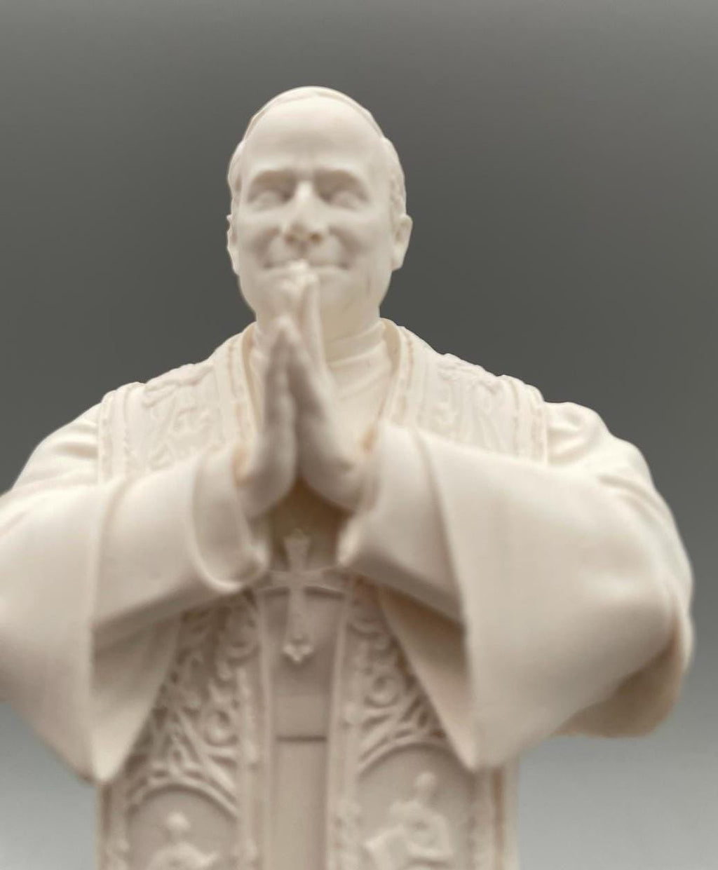 Statue du Pape Léon XIV en prière – Mini sculpture blanche, 10 cm