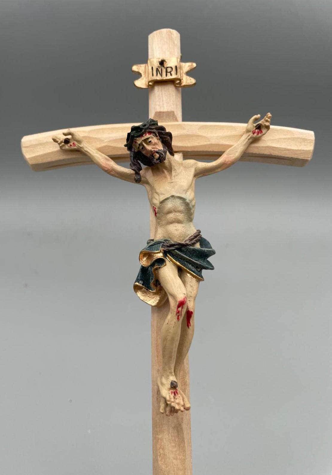 Crocifisso da Parete Artigianale in Legno con Figura di Gesù in Resina – Decorazione Religiosa Cristiana