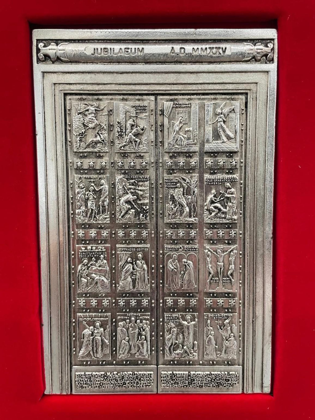 Porte Sainte Saint-Pierre Jubilé 2025 – Plaque Argentée en Coffret 9x14 cm