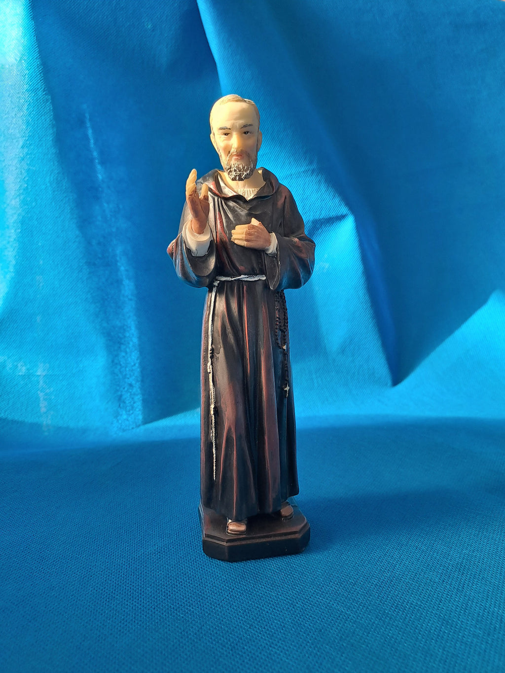 Padre-Pio-Statue aus handbemaltem Kunstharz